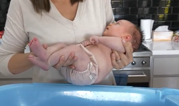hướng dẫn tắm cho trẻ sơ sinh - cách đặt bé xuống chậu tắm